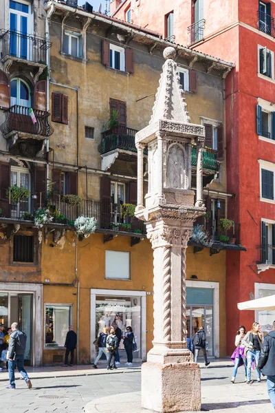Middeleeuwse zuil op Piazza delle Erbe in Verona — Stockfoto