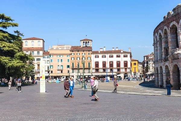 Touristen in der Nähe der römischen Arena auf der Piazza BH in Verona — Stockfoto