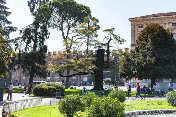 Tourists in garden on Piazza Bra in Verona — Stock Photo, Image