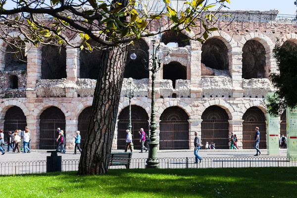 Utsikt över romerska Arena från trädgården på Piazza Bra — Stockfoto