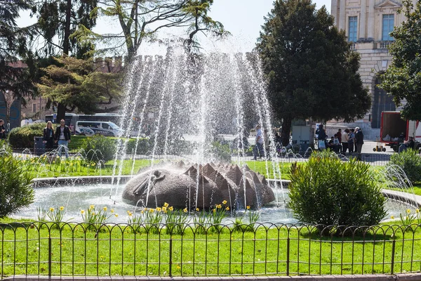 Toeristen in de buurt van de fontein van de Alpen op de Piazza Bra — Stockfoto