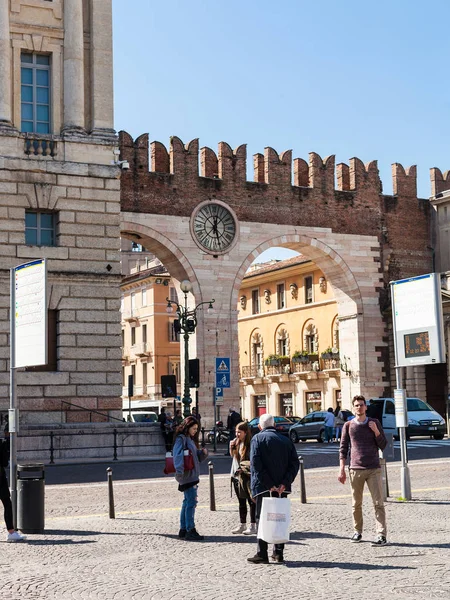 Medieval Bra Gates (Portoni della Bra) on Piazza — Stock Photo, Image