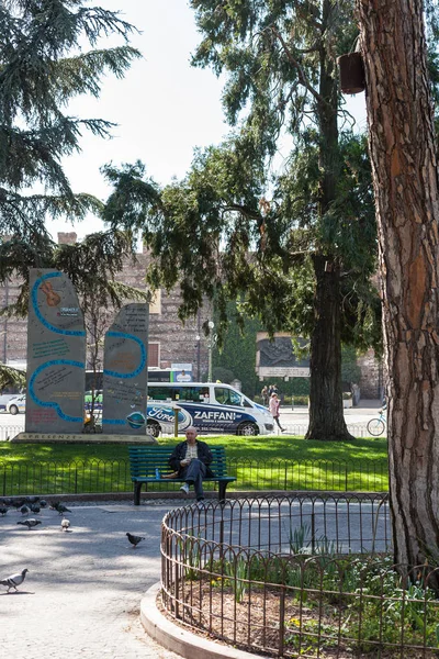 Mensen in de tuin op de Piazza Bra in Verona — Stockfoto