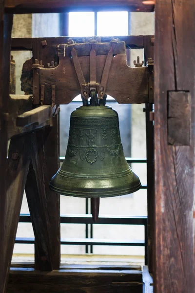 Cloche de l'église dans la tour du château de Castelvecchio — Photo