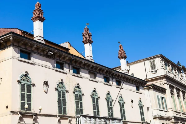 Διακοσμημένα αστικό σπίτι στην Corso Cavour στη Βερόνα — Φωτογραφία Αρχείου