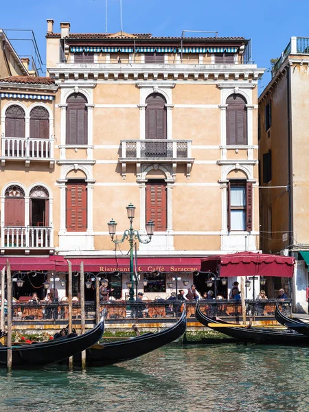 Restaurace na břehu Canal Grande v Benátkách — Stock fotografie