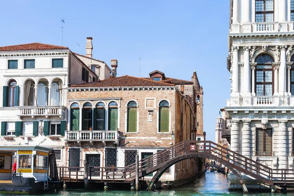 Canal perto de paragem de autocarro aquático na cidade de Veneza — Fotografia de Stock