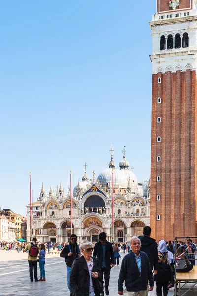 Tourists near campanile on Piazza San Marco — Stock Photo, Image