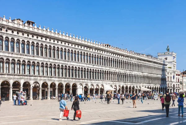 Gente en la Piazza San Marco en Venecia en primavera — Foto de Stock