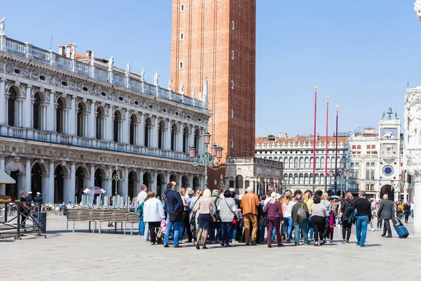 Toeristen in de buurt van Hertogelijk Paleis en campanile — Stockfoto