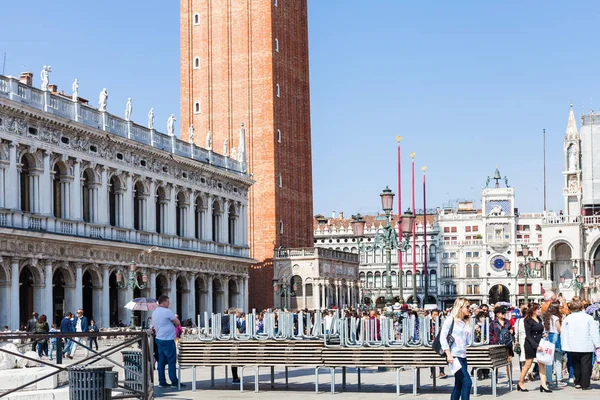 Persone vicino a Palazzo Ducale e campanile a Venezia — Foto Stock