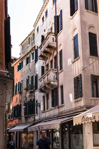 Toeristen op straat in de stad Venetië — Stockfoto