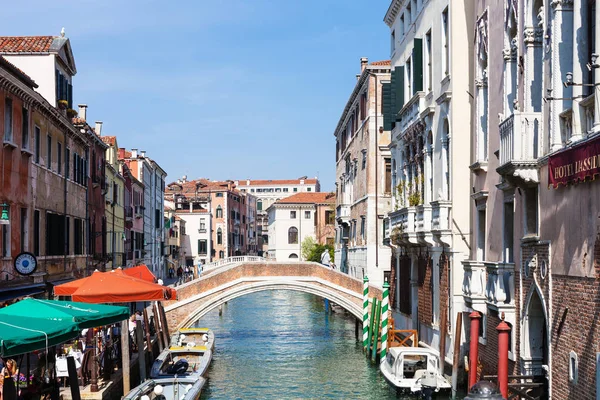 Canal Río del Greci en Venecia ciudad en primavera — Foto de Stock