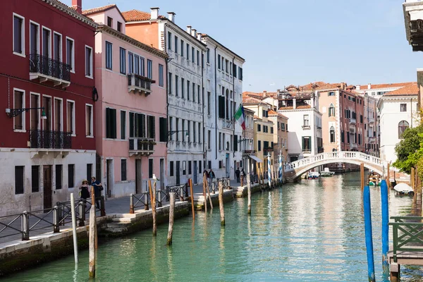 Vattnet i kanalen Rio San Lorenzo i Venedig — Stockfoto