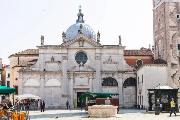 Menschen in der Nähe der Kirche santa maria formosa in Venedig — Stockfoto