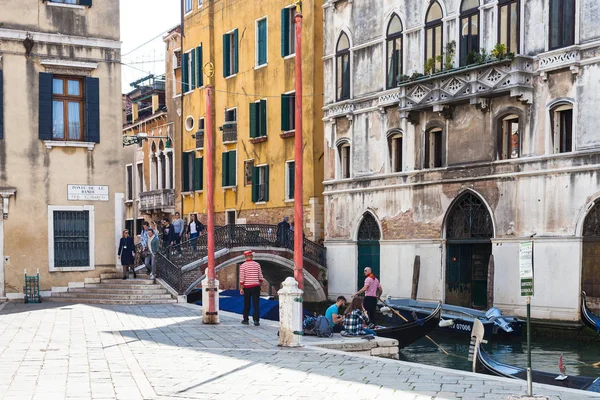 Tourists on waterfront Fondamenta Preti Castello — Stock Photo, Image