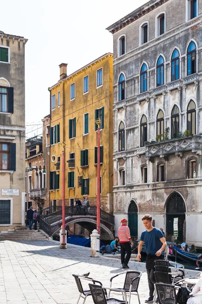 Menschen am Wasser Fondamenta Preti Castello — Stockfoto