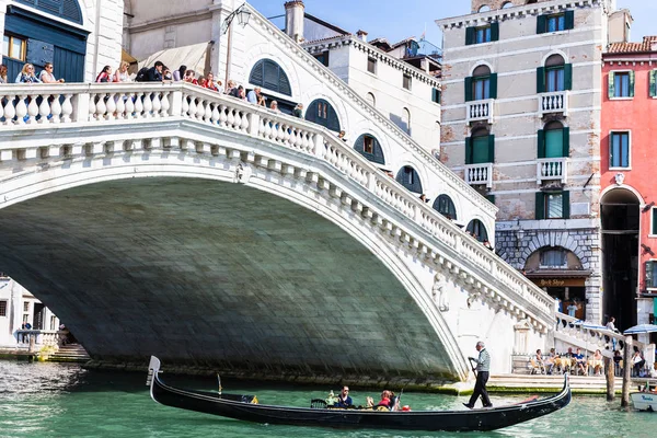 Traghetto båt med turister nära Rialto bridge — Stockfoto