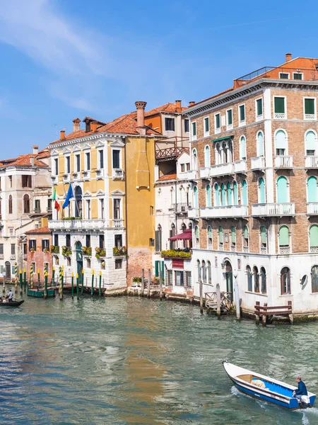 Pohled na lodí v Grand Canal v městě Benátky — Stock fotografie