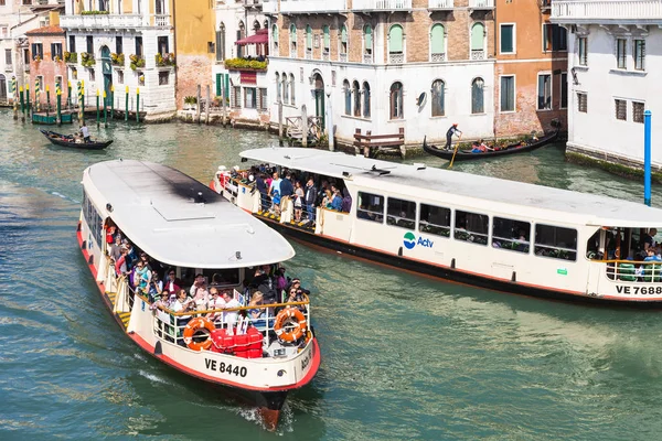 Vista dei vaporetti del Canal Grande a Venezia — Foto Stock