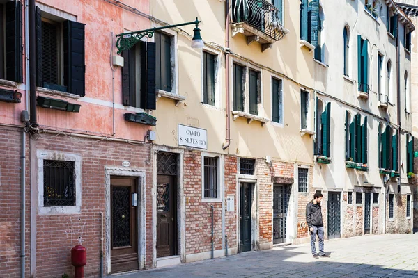 Mensen op Campo San Silvestro in Venetië — Stockfoto