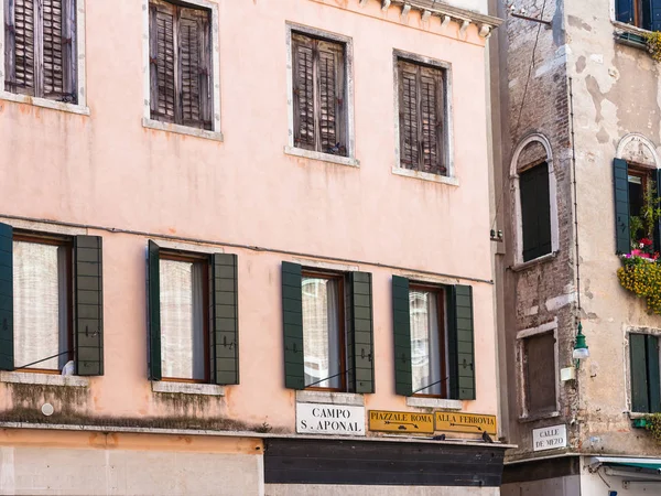 Stedelijke huis op plein Campo San Aponal in Venetië — Stockfoto