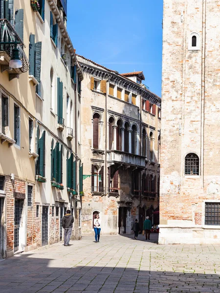 Mensen op de vierkante San Silvestro in Venetië — Stockfoto