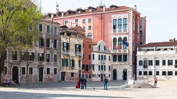 Personnes sur Campo San Polo à Venise — Photo