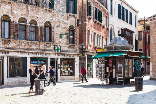 Toeristen op Campo San Polo in Venetië stad — Stockfoto