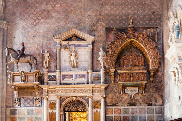 Výzdoba kostela santa maria gloriosa dei frari — Stock fotografie