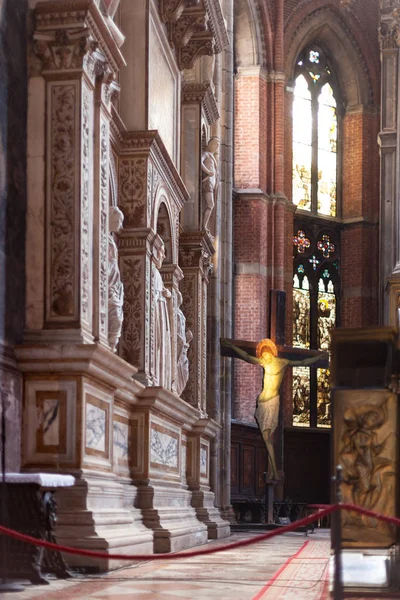 Алтарь в церкви Санта Мария gloriosa dei frari — стоковое фото
