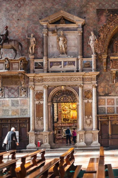 Intérieur de l'église santa maria gloriosa dei frari — Photo