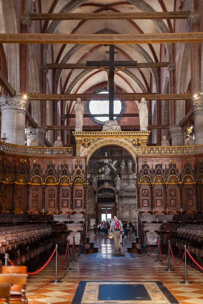 Binnenkant van de kerk santa maria gloriosa dei frari — Stockfoto