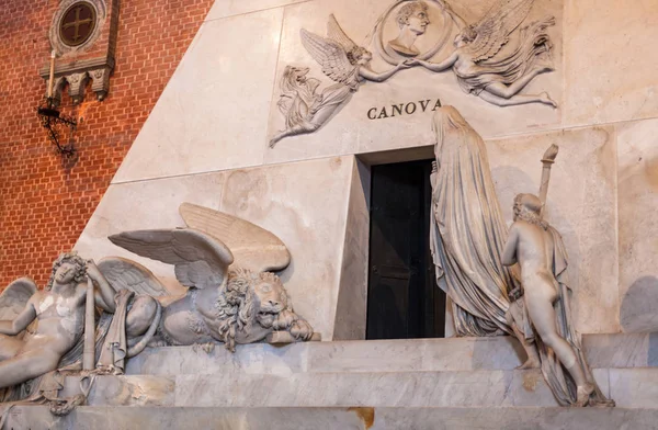 安东尼奥 · 卡诺瓦在大教堂圣方纪念碑 — 图库照片