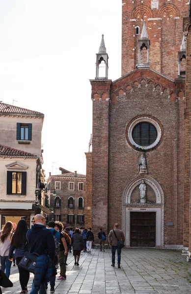 People near Basilica Frari in Venice city — Stock Photo, Image