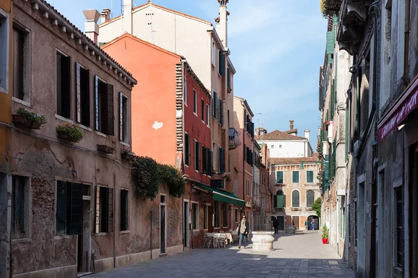 Venedik Santa Croce semtinde sokak — Stok fotoğraf