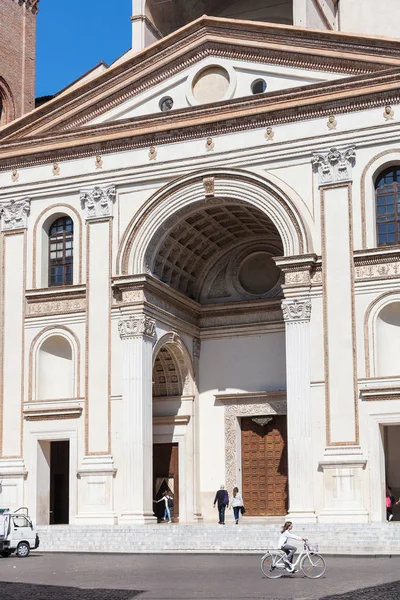 Basilica of Sant'Andrea on piazza in Mantua — Stock Photo, Image