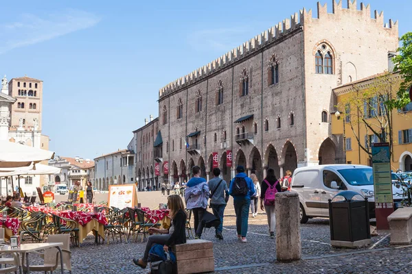 Mensen en café op Piazza Sordello in Mantua — Stockfoto