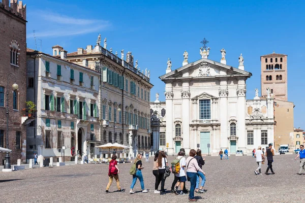Tourists and Mantova Duomo Cathedral on Piazza — Stock Photo, Image