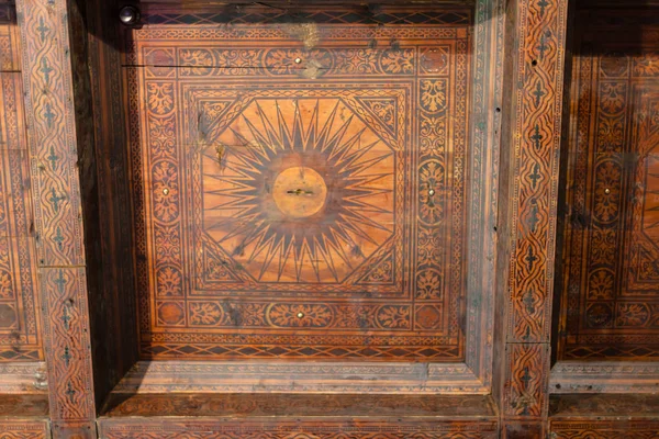 在曼图亚公爵故宫博物院木制天花板 — 图库照片