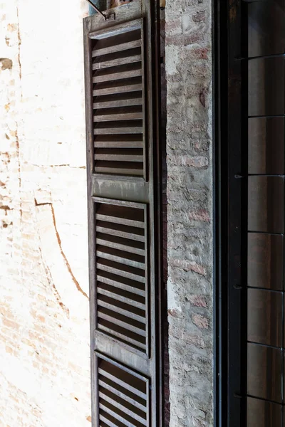 Gamla fönster i Ducal Palace Museum i Mantua — Stockfoto