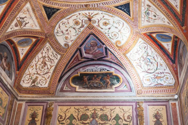 Декоративный потолок в музее герцогского дворца Мантуя — стоковое фото