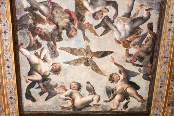 Anges peints au plafond au Musée du Palais Ducal — Photo