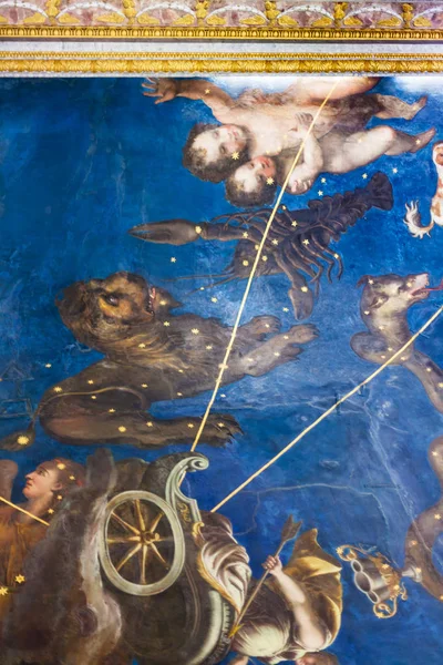 マントヴァのドゥカーレ宮殿博物館の天井 — ストック写真