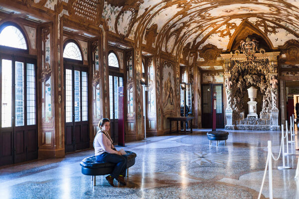 интерьер зала в музее Ducal Palace в Мантуе
