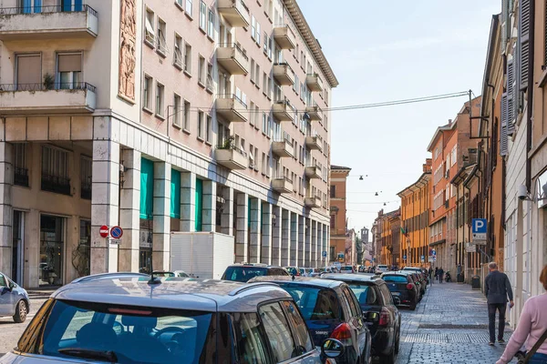 Lidé a auta na adrese Via Principe Amedeo v Mantua — Stock fotografie