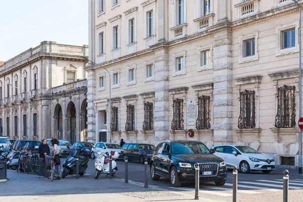 Ludzie i samochody na via giacomo matteotti w Mantui — Zdjęcie stockowe