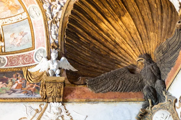 Dekorative Figuren im palazzo del te in mantua — Stockfoto