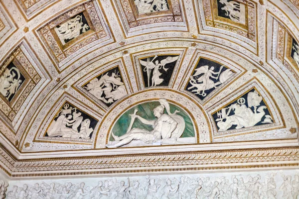 Flachreliefs an der Wand im Palazzo del te in Mantua — Stockfoto