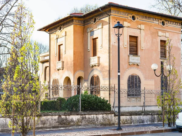 Casa residencial en la ciudad de Mantua en la noche de primavera —  Fotos de Stock